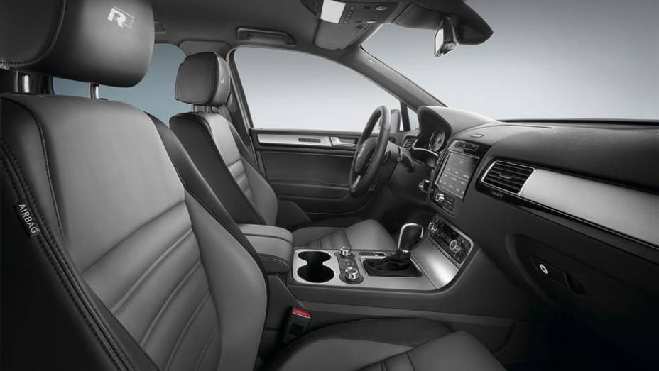 O interior chama atenção pelos detalhes em alumínio e pelo acabamento de couro com o logotipo alusivo à versão | <a href="https://quatrorodas.abril.com.br/carros/lancamentos/volkswagen-touareg-r-line-699959.shtml" rel="migration">Leia mais</a>