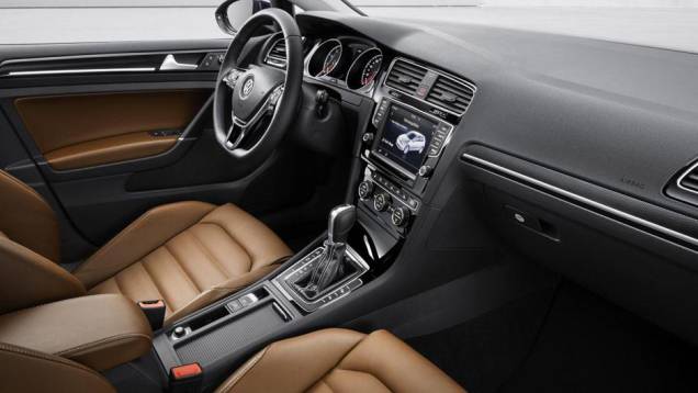 Segundo a Volkswagen, o interior do novo Golf recebeu uma nova seleção de materiais com qualidade superior | <a href="https://quatrorodas.abril.com.br/saloes/paris/2012/golf-chega-setima-geracao-702391.shtml" rel="migration">Leia mais</a>