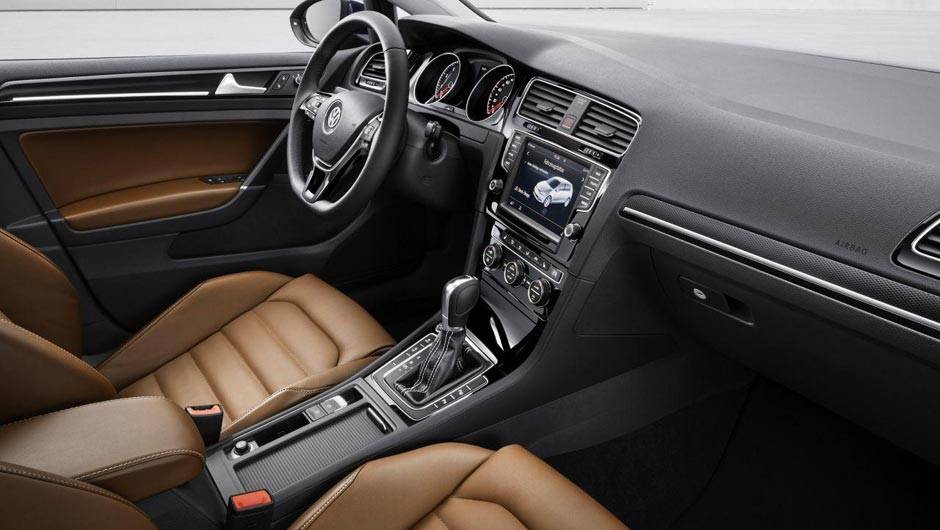 Segundo a Volkswagen, o interior do novo Golf recebeu uma nova sele&ccedil;&atilde;o de materiais com qualidade superior | <a href="https://quatrorodas.abril.com.br/saloes/paris/2012/golf-chega-setima-geracao-702391.shtml" rel="migration">Leia mais</a>