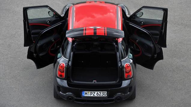 Mini Countryman JCW oferece bom nível de acabamento interno Mini Countryman JCW oferece bom nível de acabamento interno