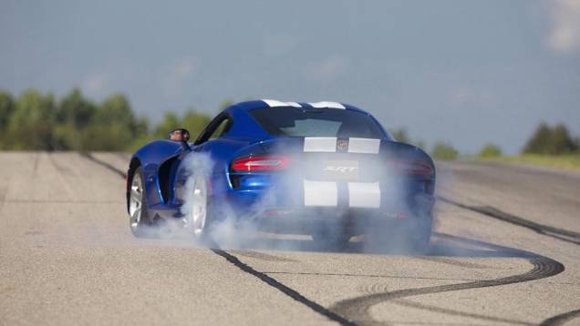 Como manda a tradição, tração do SRT Viper é traseira Como manda a tradição, tração do SRT Viper é traseira