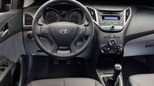 Interior do HB20 agrada: há bom espaço para os ocupantes e o acabamento é refinado | <a href="https://quatrorodas.abril.com.br/noticias/fabricantes/todas-especificacoes-hyundai-hb20-701531.shtml" target="_blank" rel="migration">Confira todas as informações do modelo aqui</a>