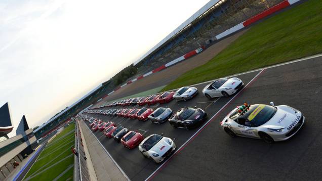 Encontro foi realizado no circuito de Silverstone | <a href="https://quatrorodas.abril.com.br/noticias/fabricantes/ferrari-consegue-reunir-964-modelos-marca-silverstone-702287.shtml" rel="migration">Leia mais</a>