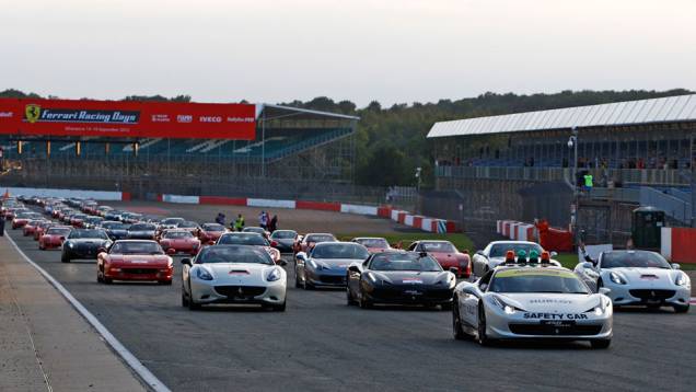 964 Ferraris foram reunidas no evento | <a href="https://quatrorodas.abril.com.br/noticias/fabricantes/ferrari-consegue-reunir-964-modelos-marca-silverstone-702287.shtml" rel="migration">Leia mais</a>