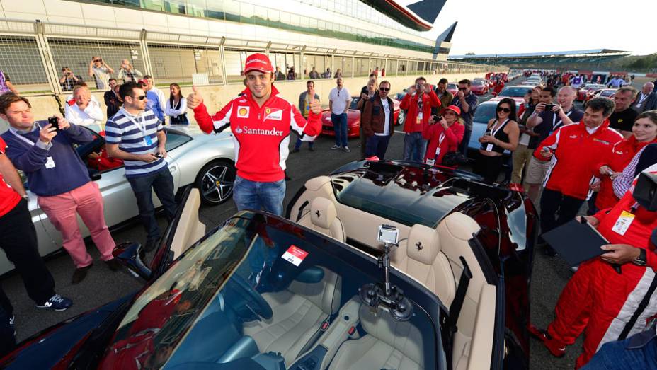 O piloto Felipe Massa liderou o encontro em Silverstone | <a href="http://quatrorodas.abril.com.br/noticias/fabricantes/ferrari-consegue-reunir-964-modelos-marca-silverstone-702287.shtml" rel="migration">Leia mais</a>