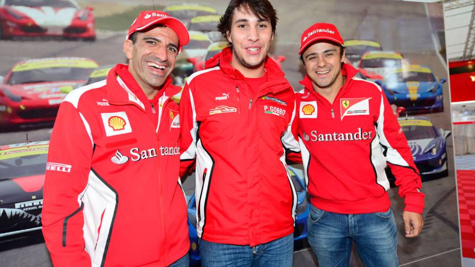Marc Gené, Patrick Gobbo e Felipe Massa comemoram feito | <a href="http://quatrorodas.abril.com.br/noticias/fabricantes/ferrari-consegue-reunir-964-modelos-marca-silverstone-702287.shtml" rel="migration">Leia mais</a>