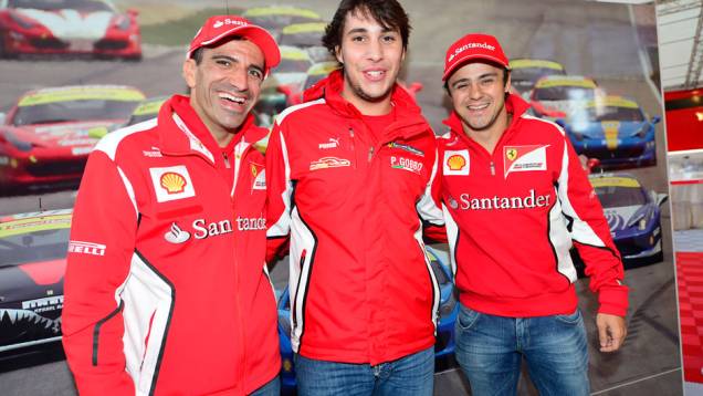 Marc Gené, Patrick Gobbo e Felipe Massa comemoram feito | <a href="https://quatrorodas.abril.com.br/noticias/fabricantes/ferrari-consegue-reunir-964-modelos-marca-silverstone-702287.shtml" rel="migration">Leia mais</a>