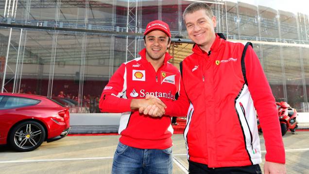 Felipe Massa e Antonello Coletta se cumprimentam | <a href="https://quatrorodas.abril.com.br/noticias/fabricantes/ferrari-consegue-reunir-964-modelos-marca-silverstone-702287.shtml" rel="migration">Leia mais</a>