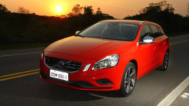Volvo iniciou as vendas da V60 Sportwagon no Brasil | <a href="https://quatrorodas.abril.com.br/noticias/mercado/volvo-v60-parte-r-130-900-702452.shtml" target="_blank" rel="migration">Leia mais</a>