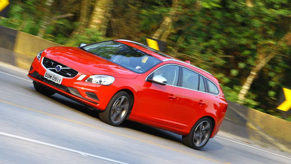 Modelo ser&aacute; vendido nas vers&otilde;es T5 Comfor R-Design, T5 Dynamic R-Design e T6 R-Design | <a href="https://quatrorodas.abril.com.br/noticias/mercado/volvo-v60-parte-r-130-900-702452.shtml" target="_blank" rel="migration">Leia mais</a>