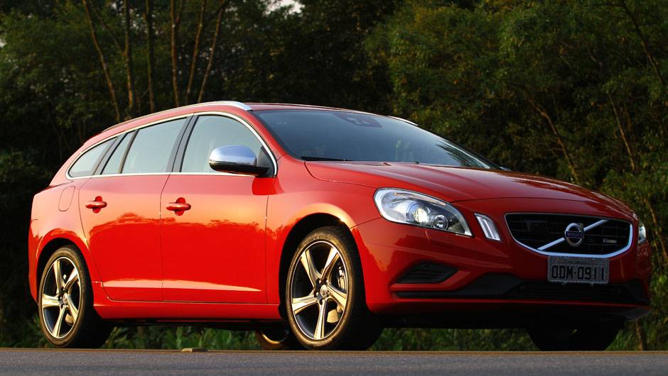 Pre&ccedil;o do V50 inicia em R$ 130.900 na vers&atilde;o b&aacute;sica, R$ 149.900 na op&ccedil;&atilde;o intermedi&aacute;ria e R$ 199.9990 na vertente topo de linha | <a href="https://quatrorodas.abril.com.br/noticias/mercado/volvo-v60-parte-r-130-900-702452.shtml" target="_blank" rel="migration">Leia mais</a>