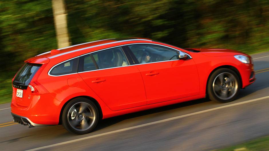 Vers&otilde;es de entrada e intermedi&aacute;ria usam motor 2.0 turbo de 240 cv. J&aacute; a configura&ccedil;&atilde;o topo de linha umsa um 3.0 6 cilindros turbo de 304 cv | <a href="https://quatrorodas.abril.com.br/noticias/mercado/volvo-v60-parte-r-130-900-702452.shtml" target="_blank" rel="migration">Lei</a>