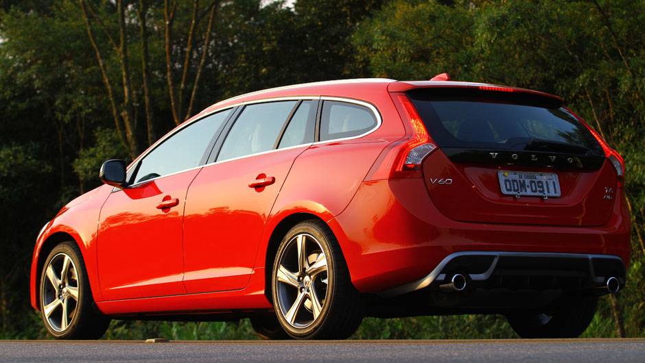 As duas configura&ccedil;&otilde;es T5 aceleram aos 100 km/h em 8s1 e atingem a velocidade m&aacute;xima de 250 km/h, segundo a Volvo. Vertente T6 cumpre a acelera&ccedil;&atilde;o em 6s2 e s&oacute; para de acelerar ao atingir 250 km/h tamb&eacute;m | <a href="https://quatrorodas.abril.com.br/noticias/m" rel="migration"></a>