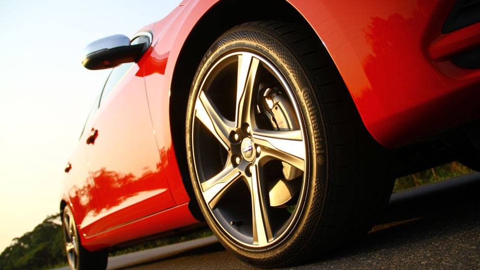 Kit R-Design aplica na Sportswagon rodas de aro 18", suspens&atilde;o mais firme, adere&ccedil;os visuais ao redor da carroceria, ponteiras de escape esportivas, entre outros | <a href="https://quatrorodas.abril.com.br/noticias/mercado/volvo-v60-parte-r-130-900-702452." rel="migration"></a>
