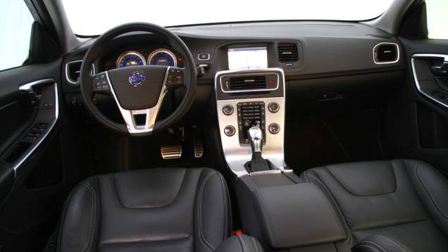 interior do Volvo V60 é sóbrio | <a href="https://quatrorodas.abril.com.br/noticias/mercado/volvo-v60-parte-r-130-900-702452.shtml" target="_blank" rel="migration">Leia mais</a>