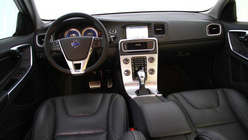 interior do Volvo V60 &eacute; s&oacute;brio | <a href="https://quatrorodas.abril.com.br/noticias/mercado/volvo-v60-parte-r-130-900-702452.shtml" target="_blank" rel="migration">Leia mais</a>