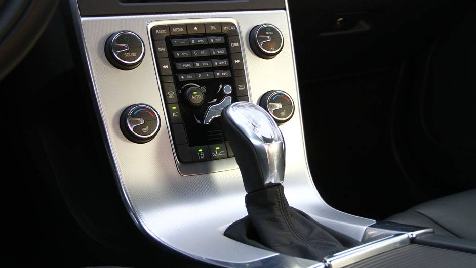 Todas as vers&otilde;es utilizam c&acirc;mbio autom&aacute;tico de seis marchas | <a href="https://quatrorodas.abril.com.br/noticias/mercado/volvo-v60-parte-r-130-900-702452.shtml" target="_blank" rel="migration">Leia mais</a>