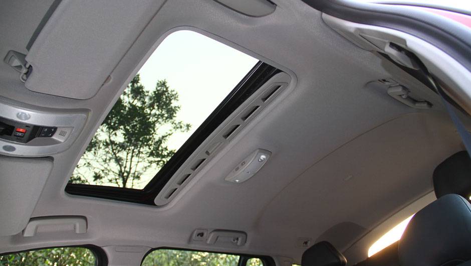 Teto solar &eacute; item de s&eacute;rie nas vers&otilde;es intermedi&aacute;ria e topo de linha | <a href="https://quatrorodas.abril.com.br/noticias/mercado/volvo-v60-parte-r-130-900-702452.shtml" target="_blank" rel="migration">Leia mais</a>