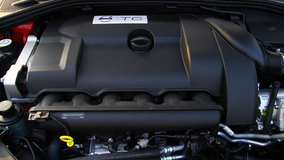 Motor 6 cilindros gera 101,3 cv/l. J&aacute; o propulsor 4 cilindros gera 120 cv/l