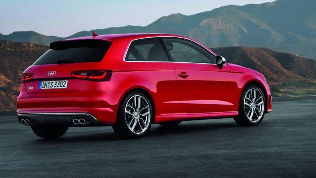 Além das rodas de aro 18" e emblemas da versão esportiva, modelo contra com duas ponteiras duplas e escape | <a href="%20https://quatrorodas.abril.com.br/saloes/paris/2012/audi-s3-702744.shtml" rel="migration">Leia mais</a> Além das rodas de aro 18" e emblemas da versão esportiva, modelo contra com duas ponteiras duplas e escape | <a href="%20https://quatrorodas.abril.com.br/saloes/paris/2012/audi-s3-702744.shtml" rel="migration">Leia mais</a>