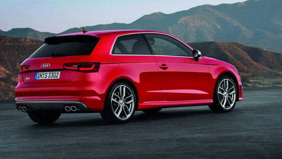 Al&eacute;m das rodas de aro 18" e emblemas da vers&atilde;o esportiva, modelo contra com duas ponteiras duplas e escape | <a href="%20https://quatrorodas.abril.com.br/saloes/paris/2012/audi-s3-702744.shtml" rel="migration">Leia mais</a>