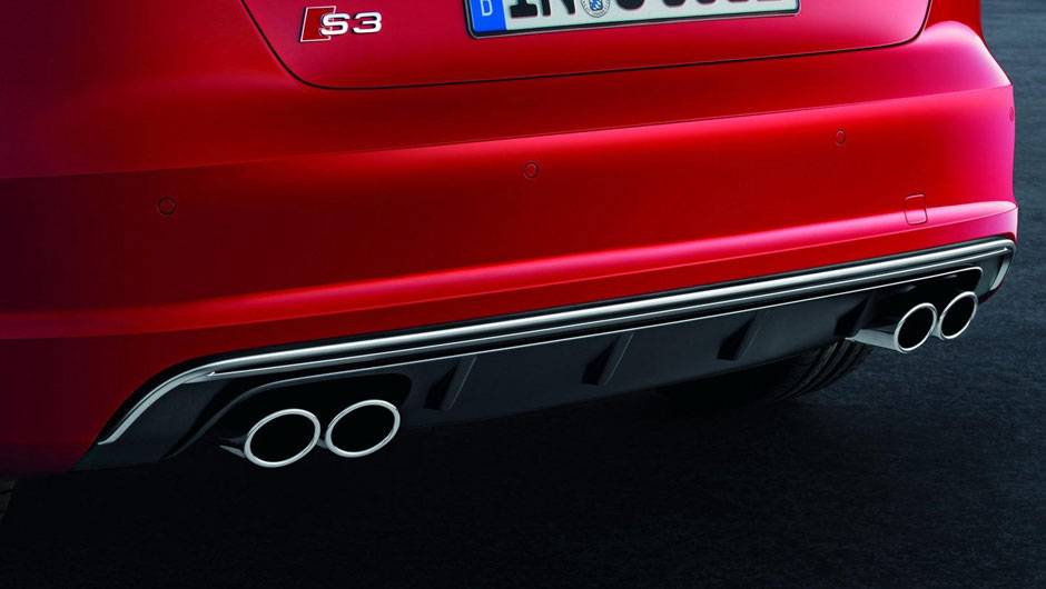 P&aacute;ra-choques traseiro conta com um pequeno defletor | <a href="https://quatrorodas.abril.com.br/saloes/paris/2012/audi-s3-702744.shtml" rel="migration">Leia mais</a>