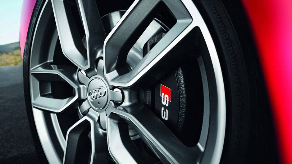 Configura&ccedil;&atilde;o conta com freios maiores para conter o rendimento elevado do motor | <a href="%20https://quatrorodas.abril.com.br/saloes/paris/2012/audi-s3-702744.shtml" rel="migration">Leia mais</a>