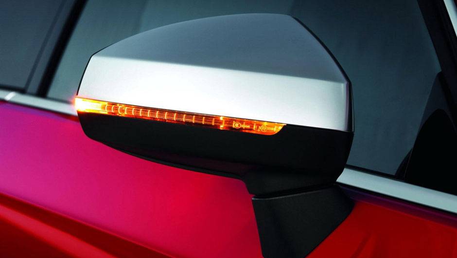 Al&eacute;m das luzes de indica&ccedil;&atilde;o de mudan&ccedil;a de dire&ccedil;&atilde;o, espelho retrovisores usam capa de alum&iacute;nio | <a href="%20https://quatrorodas.abril.com.br/saloes/paris/2012/audi-s3-702744.shtml" rel="migration">Leia mais</a>