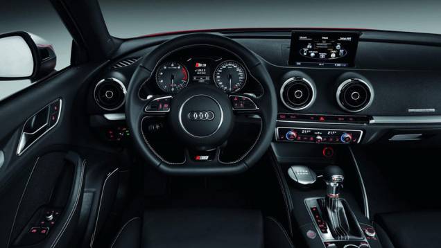 Interior tem acabamento de alto nível | <a href="https://quatrorodas.abril.com.br/saloes/paris/2012/audi-s3-702744.shtml" rel="migration">Leia mais</a> Interior tem acabamento de alto nível | <a href="https://quatrorodas.abril.com.br/saloes/paris/2012/audi-s3-702744.shtml" rel="migration">Leia mais</a>