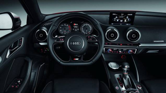 Interior tem acabamento de alto nível | <a href="https://quatrorodas.abril.com.br/saloes/paris/2012/audi-s3-702744.shtml" rel="migration">Leia mais</a>