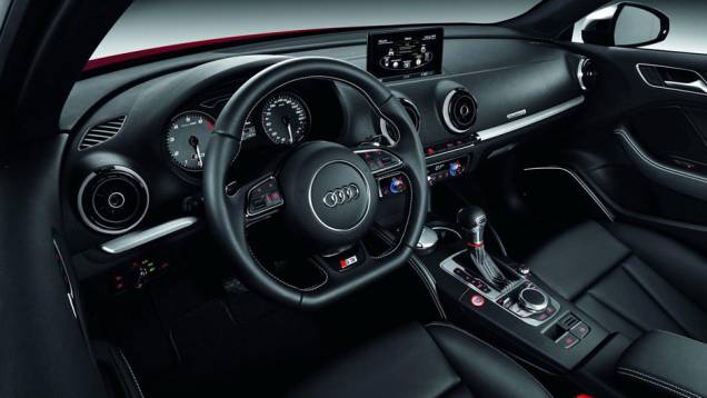 Volante com base reta inspira esportividade | <a href="https://quatrorodas.abril.com.br/saloes/paris/2012/audi-s3-702744.shtml" rel="migration">Leia mais</a> Volante com base reta inspira esportividade | <a href="https://quatrorodas.abril.com.br/saloes/paris/2012/audi-s3-702744.shtml" rel="migration">Leia mais</a>