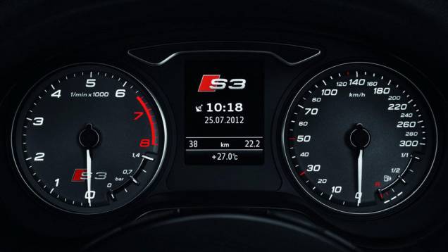 No painel de instrumentos há indicador de pressão do turbo | <a href="https://quatrorodas.abril.com.br/saloes/paris/2012/audi-s3-702744.shtml" rel="migration">Leia mais</a>