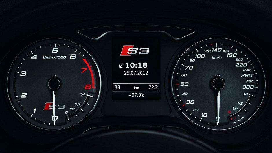 No painel de instrumentos h&aacute; indicador de press&atilde;o do turbo | <a href="https://quatrorodas.abril.com.br/saloes/paris/2012/audi-s3-702744.shtml" rel="migration">Leia mais</a>