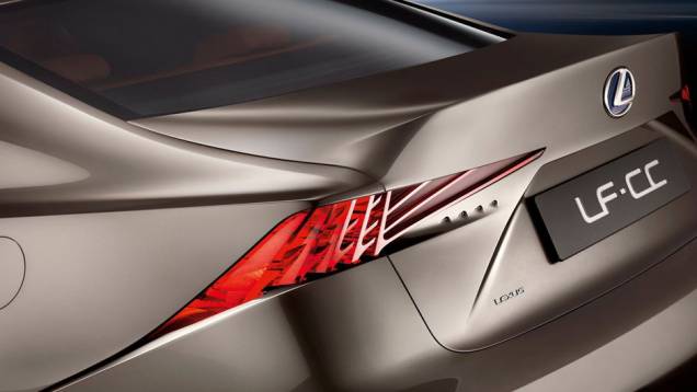Internamente, a grande novidade é a divisão do painel em duas zonas distintas, chamadas Display e Operation. | <a href="%20https://quatrorodas.abril.com.br/saloes/paris/2012/lexus-lf-cc-702448.shtml" rel="migration">Leia mais</a> Internamente, a grande novidade é a divisão do painel em duas zonas distintas, chamadas Display e Operation. | <a href="%20https://quatrorodas.abril.com.br/saloes/paris/2012/lexus-lf-cc-702448.shtml" rel="migration">Leia mais</a>