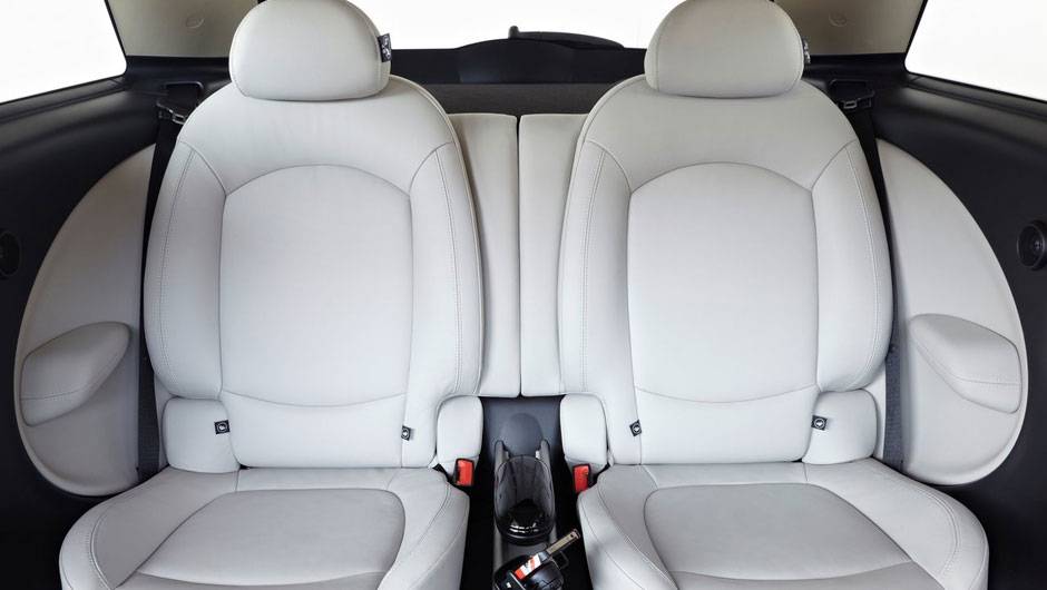 Entre os opcionais para o modelo est&atilde;o o c&acirc;mbio autom&aacute;tico de seis marchas, o sistema de tra&ccedil;&atilde;o integral ALL4l, al&eacute;m de rodas aro 18" e 19". | <a href="https://quatrorodas.abril.com.br/salao-do-automovel/2012/carros/paceman-703966.shtml" rel="migration">Leia mais</a>