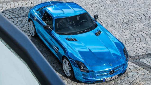 A Mercedes-Benz trouxe uma surpresa ao Salão de Paris de 2012. Trata-se do SLS Electric Drive | <a href="%20https://quatrorodas.abril.com.br/saloes/paris/2012/mercedes-benz-sls-electric-drive-703458.shtml" rel="migration">Leia mais</a>