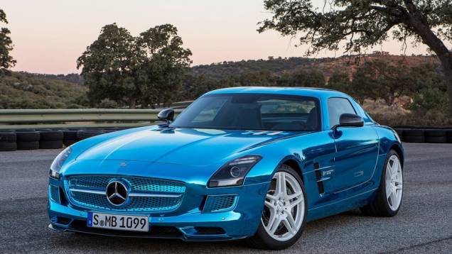 O carro é uma versão elétrica do SLS AMG | <a href="https://quatrorodas.abril.com.br/saloes/paris/2012/mercedes-benz-sls-electric-drive-703458.shtml" rel="migration">Leia mais</a>