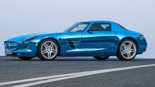 O supercarro conta com quatro motores elétricos (um em cada roda) | <a href="https://quatrorodas.abril.com.br/saloes/paris/2012/mercedes-benz-sls-electric-drive-703458.shtml" rel="migration">Leia mais</a>