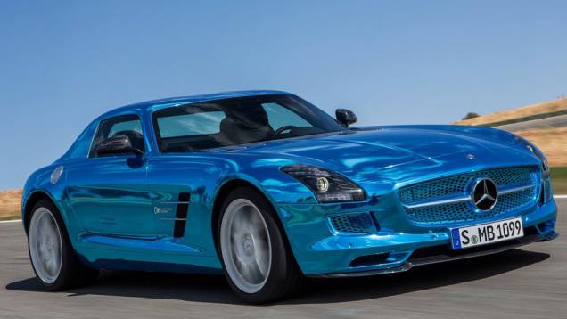 Combinados, os motores geram 740 cavalos de potência e 101,9 mkgf de torque | <a href="https://quatrorodas.abril.com.br/saloes/paris/2012/mercedes-benz-sls-electric-drive-703458.shtml" rel="migration">Leia mais</a>