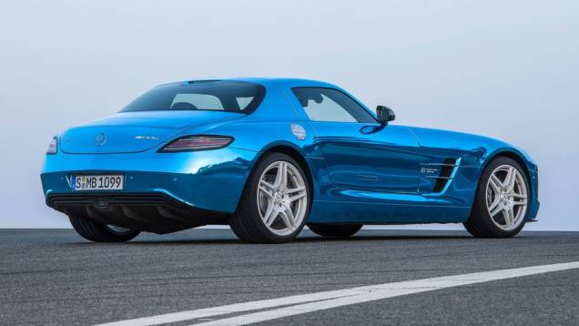 O rendimento elevado permite com que o modelo elétrico acelere aos 100 km/h em 3s9. | <a href="https://quatrorodas.abril.com.br/saloes/paris/2012/mercedes-benz-sls-electric-drive-703458.shtml" rel="migration">Leia mais</a>