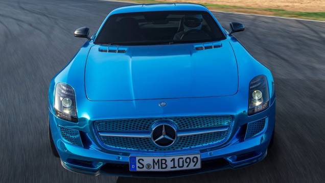 A velocidade máxima é limitada a 250 km/h | <a href="https://quatrorodas.abril.com.br/saloes/paris/2012/mercedes-benz-sls-electric-drive-703458.shtml" rel="migration">Leia mais</a>