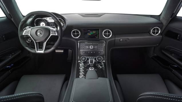 Sofisticação e diversidade de itens encontrados internamente | <a href="https://quatrorodas.abril.com.br/saloes/paris/2012/mercedes-benz-sls-electric-drive-703458.shtml" rel="migration">Leia mais</a> Sofisticação e diversidade de itens encontrados internamente | <a href="https://quatrorodas.abril.com.br/saloes/paris/2012/mercedes-benz-sls-electric-drive-703458.shtml" rel="migration">Leia mais</a>