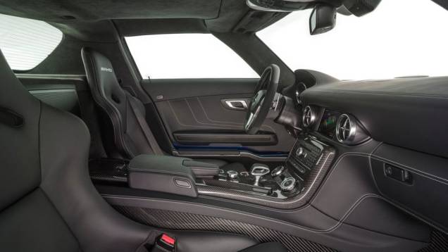 A novidade chegará às concessionárias europeias em 2013 | <a href="https://quatrorodas.abril.com.br/saloes/paris/2012/mercedes-benz-sls-electric-drive-703458.shtml" rel="migration">Leia mais</a> A novidade chegará às concessionárias europeias em 2013 | <a href="https://quatrorodas.abril.com.br/saloes/paris/2012/mercedes-benz-sls-electric-drive-703458.shtml" rel="migration">Leia mais</a>