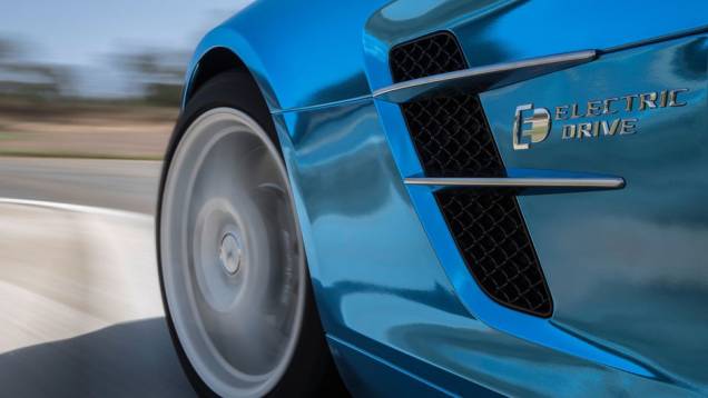 A tração pode ser ajustada de três modos: comfort, sport e sport plus | <a href="https://quatrorodas.abril.com.br/saloes/paris/2012/mercedes-benz-sls-electric-drive-703458.shtml" rel="migration">Leia mais</a> A tração pode ser ajustada de três modos: comfort, sport e sport plus | <a href="https://quatrorodas.abril.com.br/saloes/paris/2012/mercedes-benz-sls-electric-drive-703458.shtml" rel="migration">Leia mais</a>
