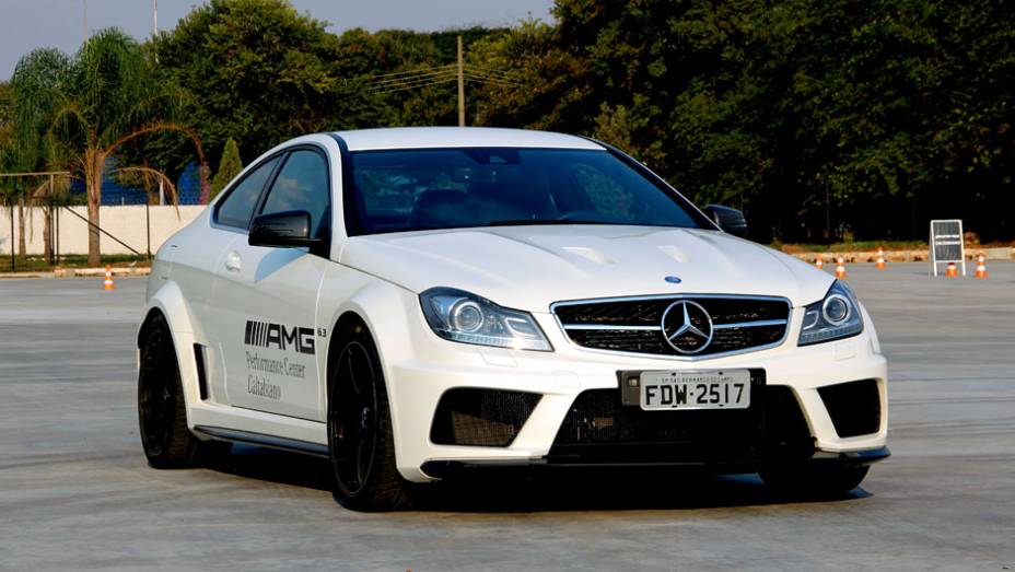 Mercedes-Benz C 63 AMG Black Series | <a href="https://quatrorodas.abril.com.br/carros/lancamentos/estrela-nao-cometa-704192.shtml" rel="migration">Leia a matéria e confira o vídeo</a>