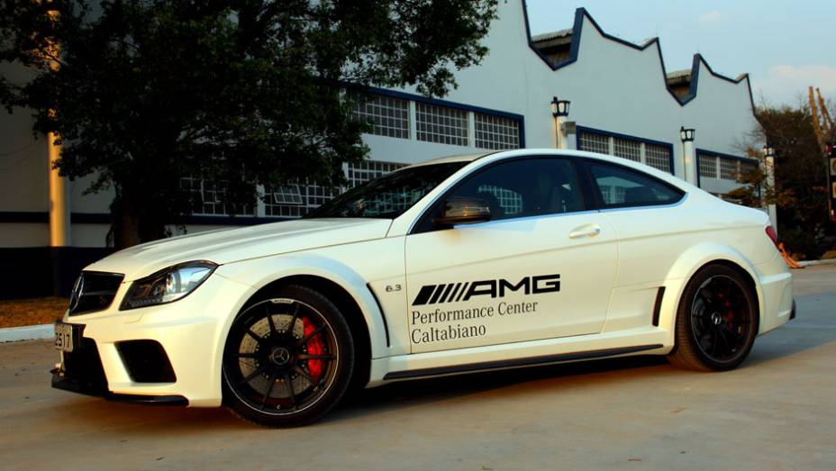 C 63 AMG Black Series só serávendido na versão cupê | <a href="https://quatrorodas.abril.com.br/carros/lancamentos/estrela-nao-cometa-704192.shtml" rel="migration">Leia a matéria e confira o vídeo</a>