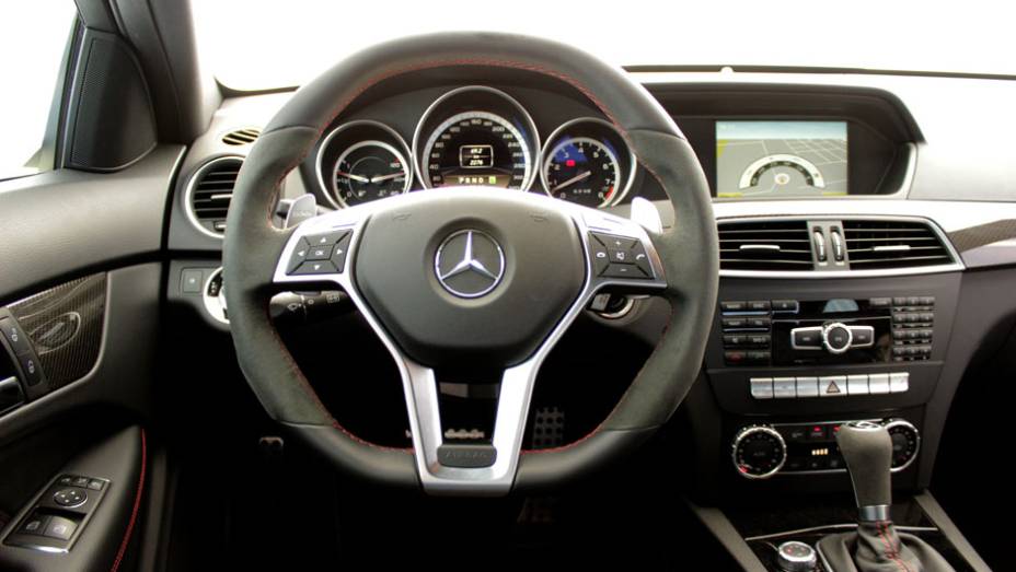 Interior do C 63 AMG Black Series é bem acabado e bonito, mas não oferece grandes destaques Marca aplicou o emblema da série especial no interior. Das 800 unidades produzidas, 12 vieram ao Brasil | <a href="https://quatrorodas.abril.com.br/carros/lancamen" rel="migration"></a>