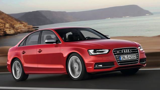 A Audi anunciou a chegada de dois novos modelos ao mercado brasileiro | <a href="https://quatrorodas.abril.com.br/salao-do-automovel/2012/carros/s4-s4-avant-704307.shtml" rel="migration">Leia mais</a> A Audi anunciou a chegada de dois novos modelos ao mercado brasileiro | <a href="https://quatrorodas.abril.com.br/salao-do-automovel/2012/carros/s4-s4-avant-704307.shtml" rel="migration">Leia mais</a>