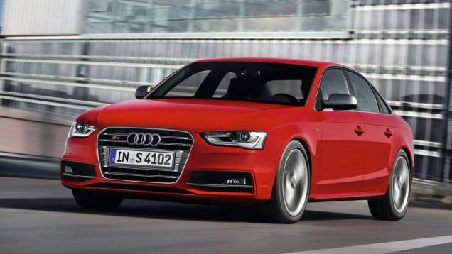 O S4 sedã e o S4 Avant (perua) | <a href="https://quatrorodas.abril.com.br/salao-do-automovel/2012/carros/s4-s4-avant-704307.shtml" rel="migration">Leia mais</a> O S4 sedã e o S4 Avant (perua) | <a href="https://quatrorodas.abril.com.br/salao-do-automovel/2012/carros/s4-s4-avant-704307.shtml" rel="migration">Leia mais</a>