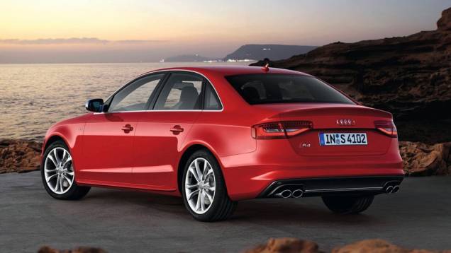 Ambos têm em comum o mesmo motor 3.0 V6 TFSI | <a href="https://quatrorodas.abril.com.br/salao-do-automovel/2012/carros/s4-s4-avant-704307.shtml" rel="migration">Leia mais</a> Ambos têm em comum o mesmo motor 3.0 V6 TFSI | <a href="https://quatrorodas.abril.com.br/salao-do-automovel/2012/carros/s4-s4-avant-704307.shtml" rel="migration">Leia mais</a>